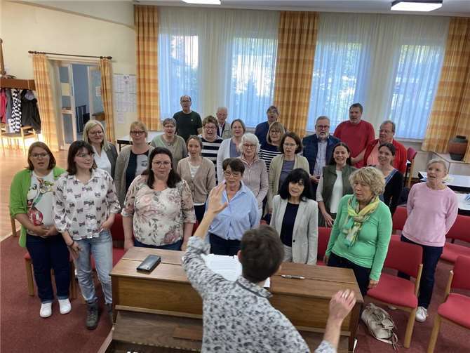 Der gemischte Chor „BelCanto“ bei einem seiner regelmäßigen Chorproben im evangelischen Gemeindezentrum in Mendig unter der Leitung von Chordirektor FDB, Jürgen Rieser.  Foto: Ernst Einig