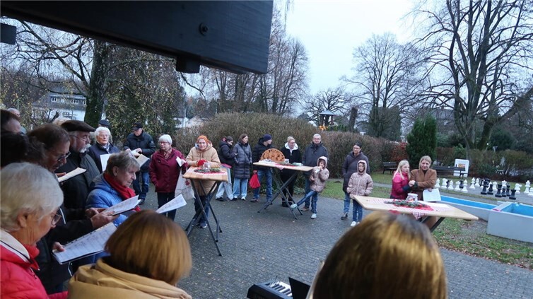Der gemischte Chor „CHORioso“ lud alle Besucher beim mittlerweile achten Adventsansingen zum Mitsingen bekannter Adventsliedern ein. Fotos: Ortsgemeinde Ehlscheid