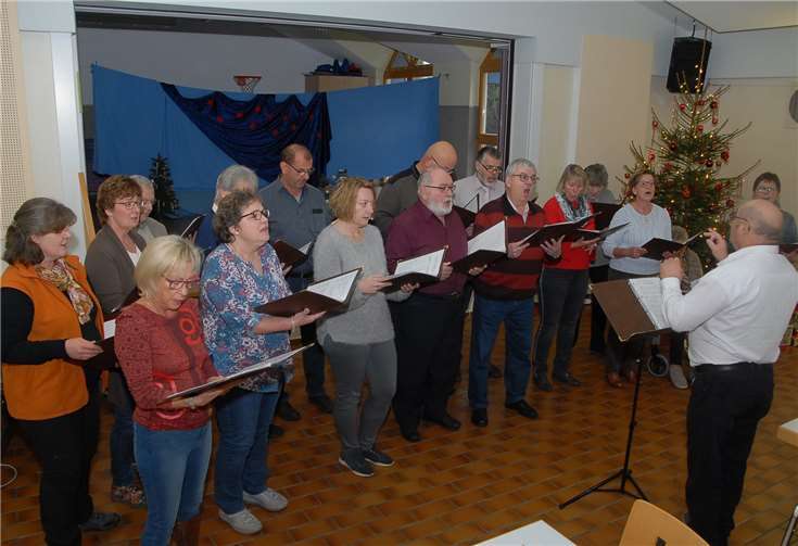Der gemischte Chor „Heimattreue“ Muscheid, in dem auch BürgermeisterinAnette Wagner mitsingt, trug seinen Teil zum musikalischenUnterhaltungsprogramm im Dorfgemeinschaftshaus bei. Fotos: KER