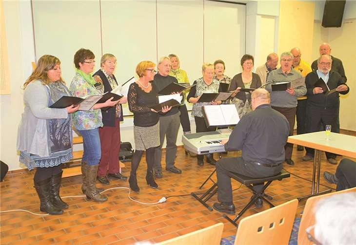 Der gemischte Chor „Heimattreue“ Muscheid unter der Leitung von Dietmar Löffler war für den musikalischen Teil des Neujahrempfangs verantwortlich. WT
