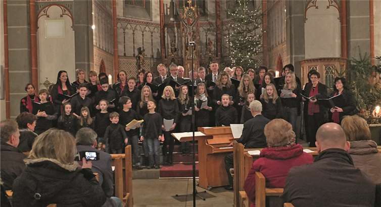 Der gemischte Chor Stebach lieferte gemeinsam mit dem Kinderprojektchor einen denkwürdigen Auftritt. privat