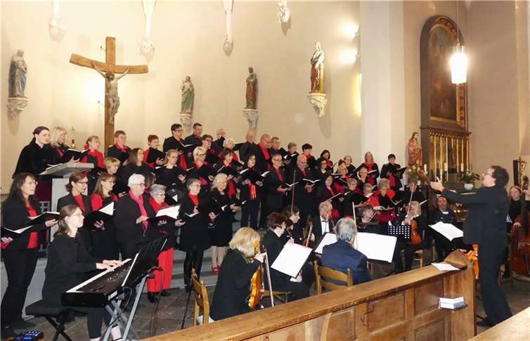 Der gemischte Chor TonArt Hambuch präsentierte in der Treiser Pfarrkirche St. Johannes eine argentinische Tangomesse. Foto: TE