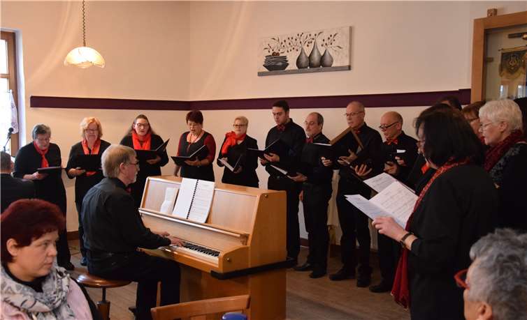 Der gemischte Chor „Zwischentöne“ präsentierte ein beachtliches Programm.