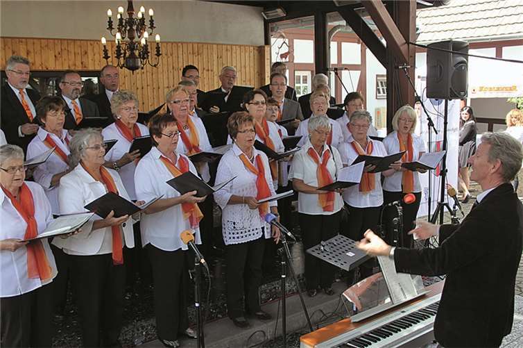 Der gemischte Chor aus Lay kam auch zur Chormatinee ins Weindorf.privat
