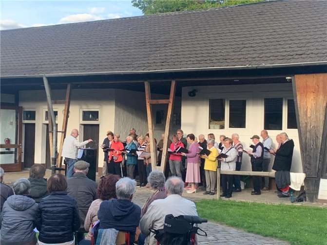 Der gemischte Chor harmonierte beim Maiansingen.  Foto: privat