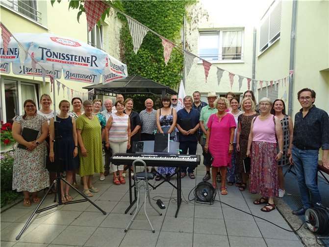 Der gemischte Chor und Vocalensemble erfreute die Bewohner/innenDes Münstermaifelder Seniorenheims mit wunderschönen Gesangsstücken aus ihrem großen Repertoire.  Foto: Karin Stein