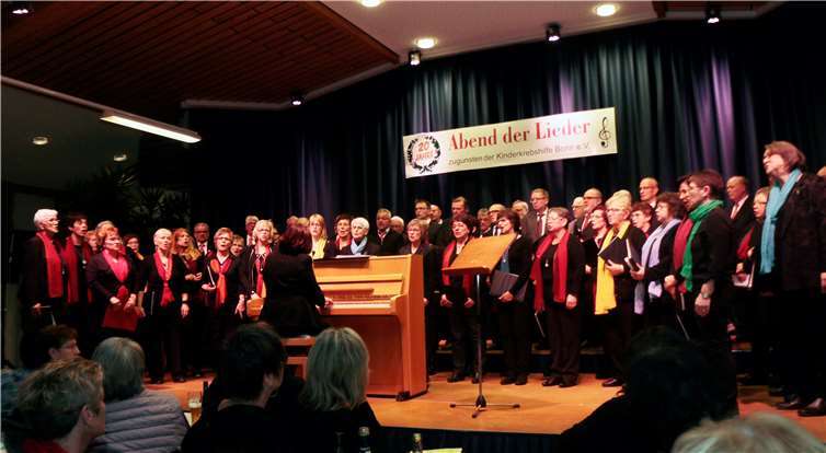 Der gemischte Projektchor mit Dirigentin Monika Meyer.Fotos: SES