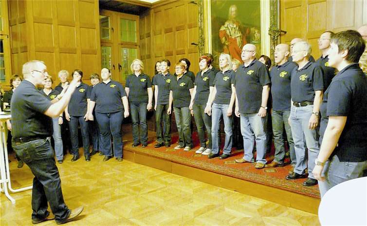 Der gemischte, vierzig Mitglieder zählende Chor, die „Stimmicals“ aus Arzheim mit Chorleiter Richard Marx.