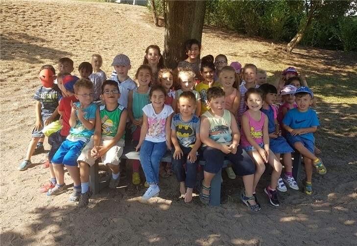 Der gemütliche schattige Platz rund um den Ahorn wurde von den Kindern gleich genutzt.privat