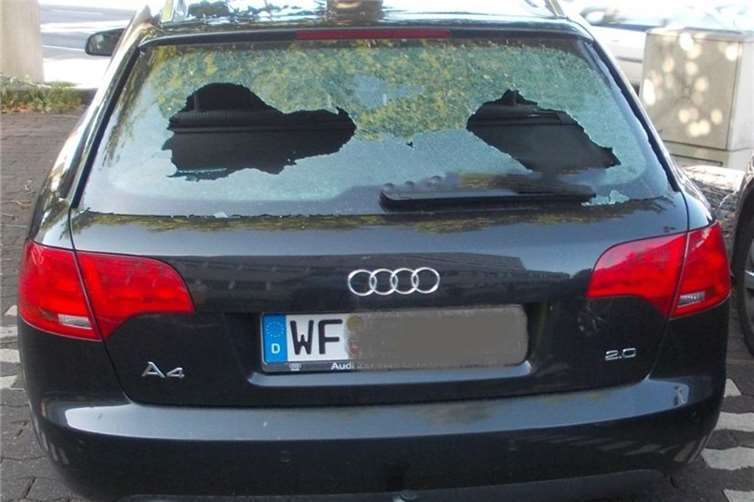 Der geparkte Audi wurde übel zugerichtet. Foto: Polizeipräsidium Koblenz