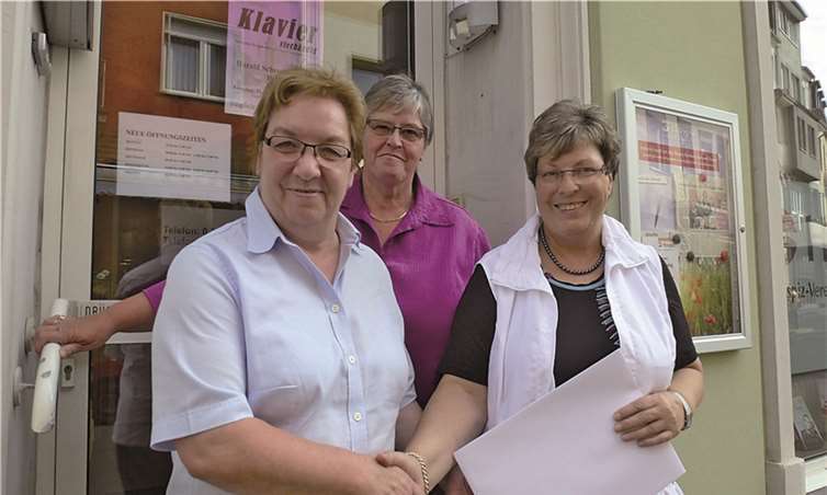 Der gesamte Erlös wurde durch die 1. Vorsitzende Marianne Jungbluth (re.) und Kassiererin Lisa Wittersheim (m) an die stellvertretende Vorsitzende des Hospizvereins. Frau Schneider (l.) übergeben.  Privat