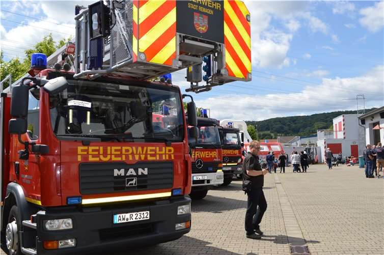 Der gesamte Fuhrpark der Feuerwehr konnte in Augenschein genommen werden.  Fotos: AB