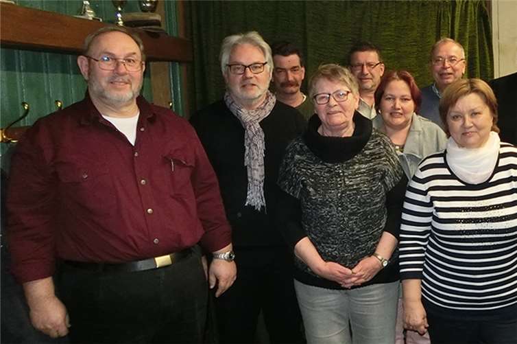 Der gesamte anwesende ständige Vorstand traf sich mit dem neuen Präses zum Erinnerungsfoto: (V.l.) Schießmeister Peter Kaczun, Kassierer Norbert Tuschen, stv. Schießmeister Ralf Zavelberg, stv. Kassiererin Maria Marquardt, Fahnenoffizier Heinz Schneider, Jungschützenmeisterin Verena Zavelberg, stv. Schriftführer Peter Eschweiler, Schriftführerin Irene Tuschen, Präses Pfarrer Bernhard Dobelke, Brudermeister Manfred von Goscinski sen. und stv. Brudermeister (Adjutant) Heinz-Hubert Marquardt. privat