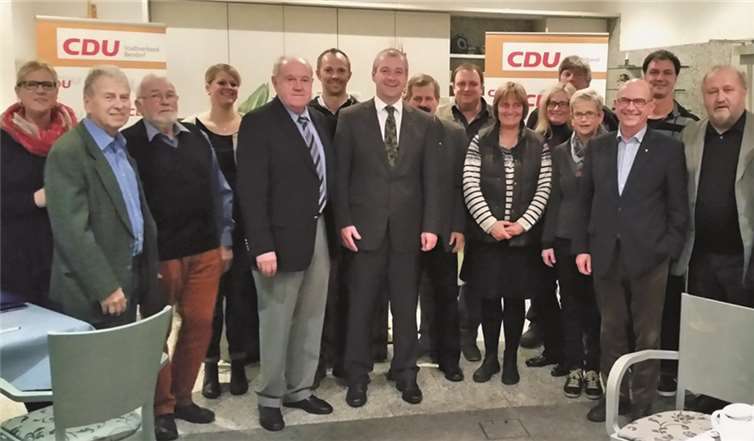 Der gesamte neu- bzw. wiedergewählte Vorstand stellte sich dem Fotografen. Auf dem Bild fehlen der alte und neue Schatzmeister Gert Born sowie Christine Kersten.Privat