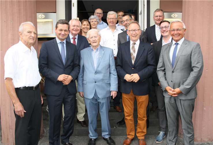 Der geschäftsführende Kreisvorstand, CDU-Landtagsfraktionsvorsitzender Christian Baldauf und weitere politische Weggefährten und Funktionsträger gratulierten Heinz Schwarz zum 90. Geburtstag.privat