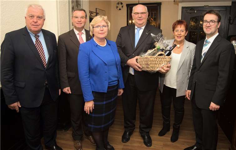 Der geschäftsführende Kreisvorstand und Landtagsabgeordneter Guido Ernst (1.v.li.) gratulierten Klaus Schneider (3.v.r.) zu seinem 60. Geburtstag.CDU KV AW