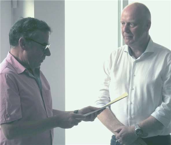 Der geschäftsführende Ortsbürgermeister Franz-Josef Brengmann ernannte und vereidigte den gewählten Ortsbürgermeister Matthias Hetger und führte ihn ins Amt ein.