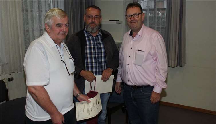 Dr. Frank Gondert löst Michael R. Schäfer ab Der geschäftsführende Ortsbürgermeister Michael R. Schäfer (re.) dankte den ausgeschiedenen Ratsmitgliedern Robert Endris und Stefan Vogt mit einer Urkunde und einem Präsent.