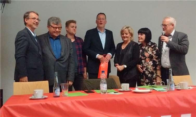 Der geschäftsführende SPD-Kreisvorstand mit dem Mainzer OB Michael Ebling: (v.li.n.re.) Pressereferent Sven Lefkowitz, stellv. Vorsitzender Michael Mahlert, Geschäftsführer Martin Diedenhofen, der Mainzer OB Michael Ebling, Regionalgeschäftsführerin Eva Frömgen, stellv. Vorsitzende Petra Jonas, Vorsitzender Fredi Winter. privat