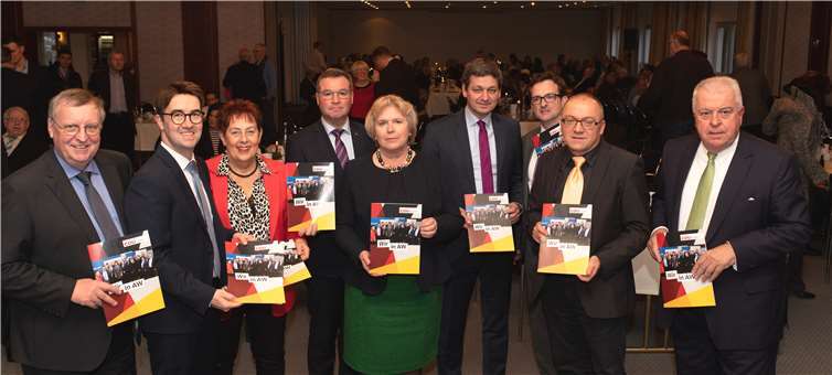 Der geschäftsführende Vorstand des CDU Kreisverbandes Ahrweiler präsentierte die neue Mitgliederzeitung im Rahmen des diesjährigen Neujahrsempfangs. Ebenfalls war Landesvorsitzender Christian Baldauf, MdL (4. von rechts) mit dabei. Foto: privat