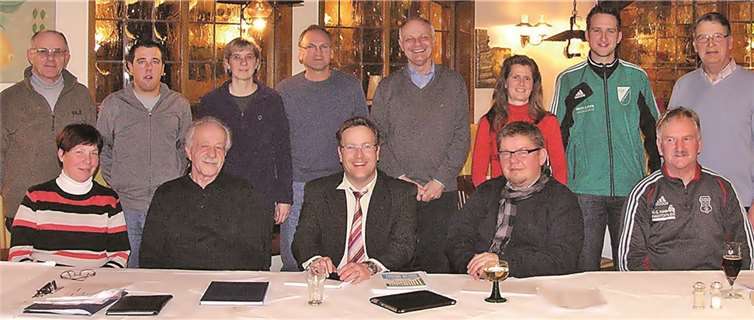 Der geschäftsführende Vorstand des FSV Dieblich mit v.li. Kassiererin Annegret Dott, Geschäftsführer Johannes Arenz und den Vorsitzenden Jens Konieczny, Manfred Eckhardt und Frank Dirschus. privat