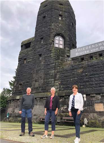 Der geschäftsführende Vorstand des Friedensmuseums: Karin Keelan (1. Vorsitzende, Mitte), Volker Thehos (2. Vorsitzender) und Barbara Heimbach (Kassiererin).Foto: privat