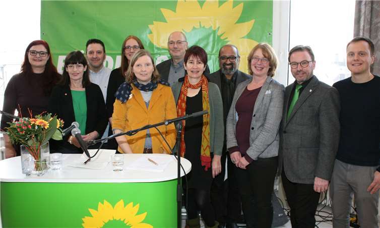 Der geschäftsführende Vorstand des Kreisverbandes Mayen-Koblenz von Bündnis 90 / Die Grünen konnte zum diesjährigen Neujahrsempfang neben den angekündigten Gästen MdB Corinna Rüffer (vorne 3. von links) und MdL Pia Schellhammer (links) auch weitere landes- und bundespolitische Prominenz begrüßen sowie Mayens Oberbürgermeister Wolfgang Treis (2.von rechts). Fotos: WE