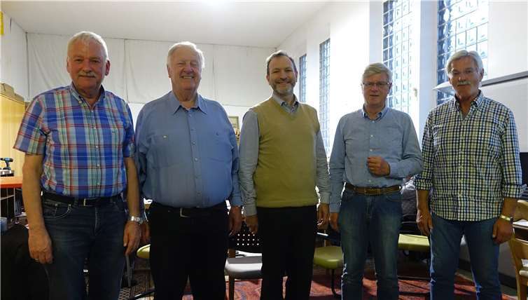 Der geschäftsführende Vorstand des Linzer Männergesangvereins ab Mai 2019, von links nach rechts: Siegfried Bündgen, Norbert Klein, Hans Schmitt, Paul Wipperfürth, in der Mitte Dirigent Axel E. Hoffmann. Foto: Roland Thees