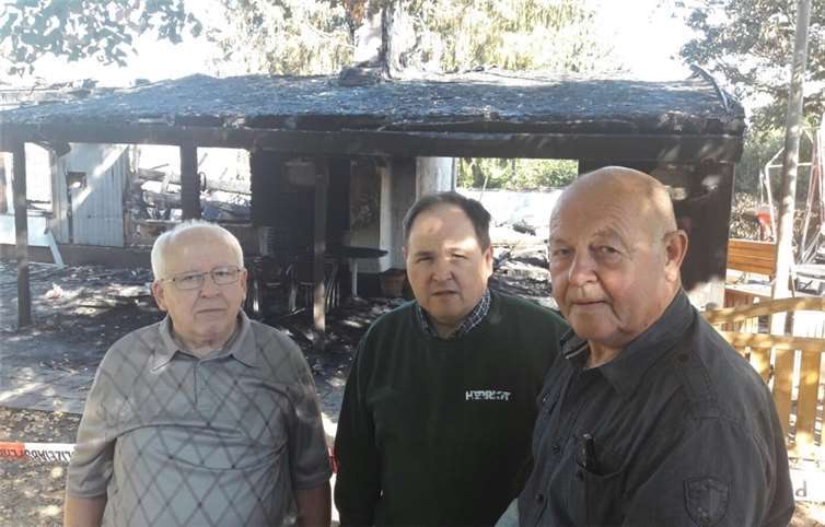 Der geschäftsführende Vorstand steht schockiert vor dem traurigen Rest der Cäcilia-Hütte: (Von links) Peter Romainczyk, zweiter Vorsitzender; Michael Griehl, erster Vorsitzender; Hermann Rick, Kassierer. privat