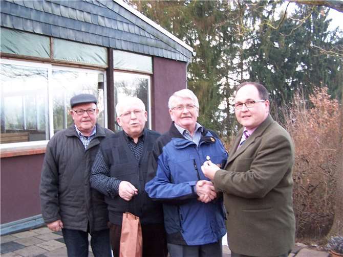 Der geschäftsführende Vorstand überreichte dem Jubilar Rainer Zimmermann für seine 25-jährige Mitgliedschaft die Silberne Ehrennadel und ein Weinpräsent (v. r.): 1. Vorsitzender Michael Griehl, Jubilar Rainer Zimmermann, 2. Vorsitzender Peter Romainczyk, Kassierer Hermann Rick.