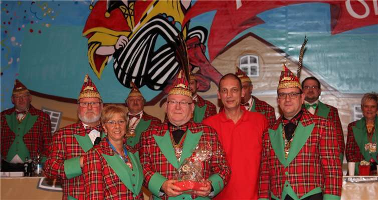 Der geschäftsführende Vorstand und Sitzungspräsident Frank Heckenbach verabschiede¬ten Sitzungspräsident Günter Schorn (Bildmitte) in den „karnevalistischen Ruhestand“. Fotos: WER