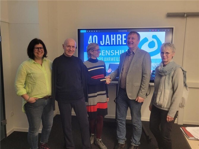 Der geschäftsführende Vorstand (von links: Nicole Schmidt-Cross, Ulrich van Bebber, Ute Voß und Karin Friele) gratuliert dem künftigen Geschäftsführer Frank Scheider zu seiner neuen Funktion. Foto: Alexander Beier. Foto: privat