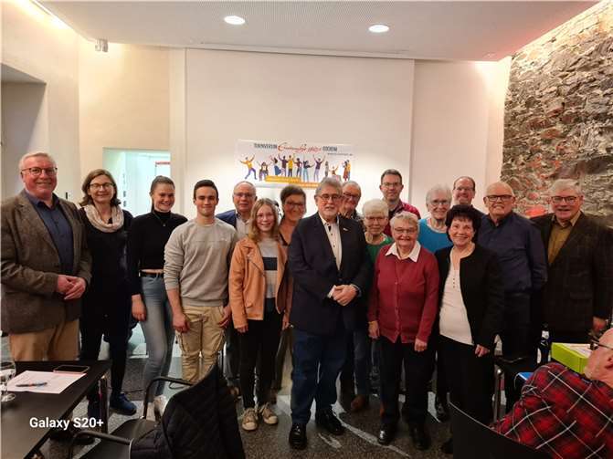 Der geschäftsführenden Vorsitzende Bernd Schuwerack konnte die Ehrennadeln zusammen mit Vorsitzendem Willy Müller übergeben. Quelle: TV Cochem