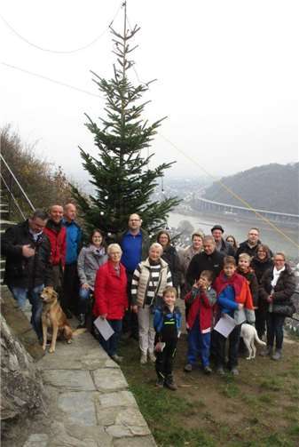 Der geschmückte Baum leuchtet nun all abendlich über Leutesdorf. Privat