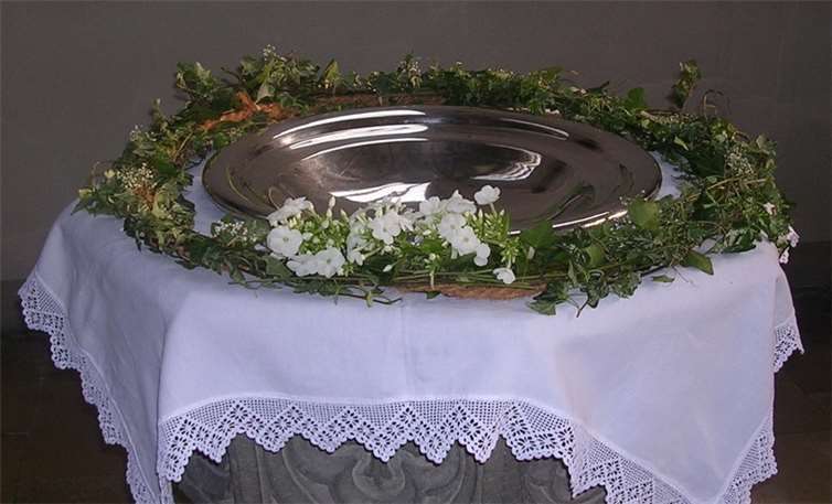 Der geschmückte Taufstein in der Christuskirche.privat