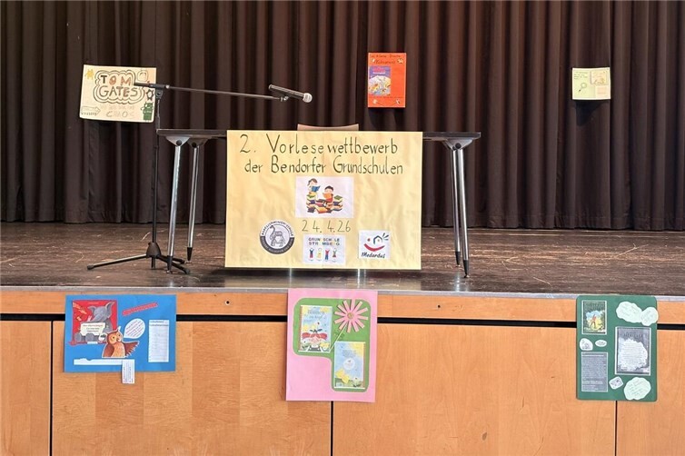 Der geschmückte Vorlesetisch wartet auf die mutigen Vorleserinnen und Vorleser der drei Grundschulen.