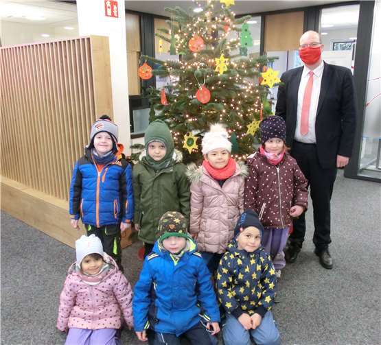 Der geschmückte Weihnachtsbaum aber soll noch vielen Menschen Freude machen.Foto: privat