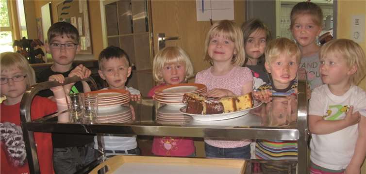 Der gespendete Servierwagen wurde gleich eingeweiht. privat