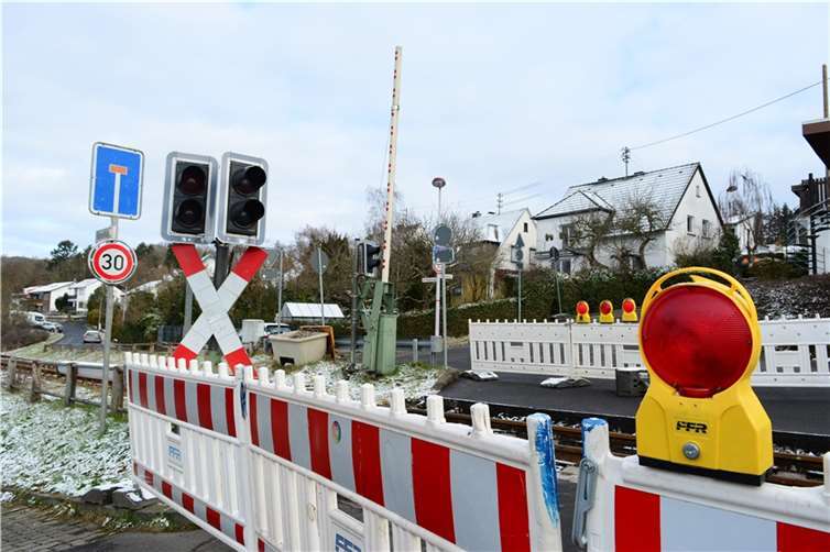 Der gesperrte Bahnübergang „Ettringer Weg“.  Foto: CF