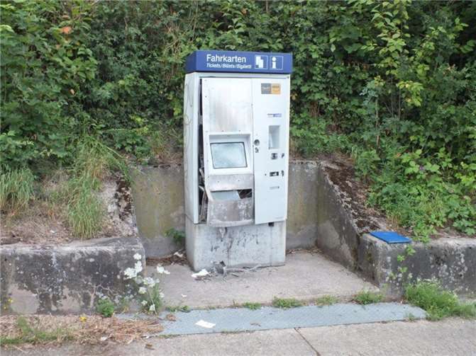 Der gesprengte Fahrscheinautomat am Bahnhof in Urmitz. Foto: Bundespolizei Trier