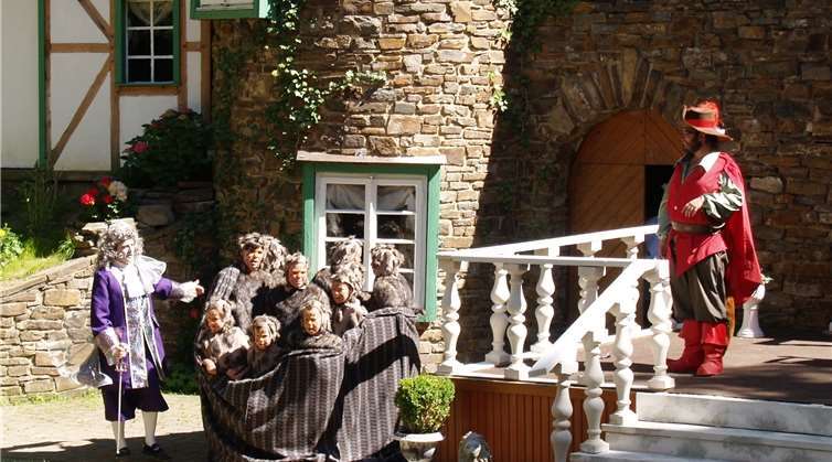 Der gestiefelte Kater hat einen ganzen Sack voll Rebhühner für den König gefangen.