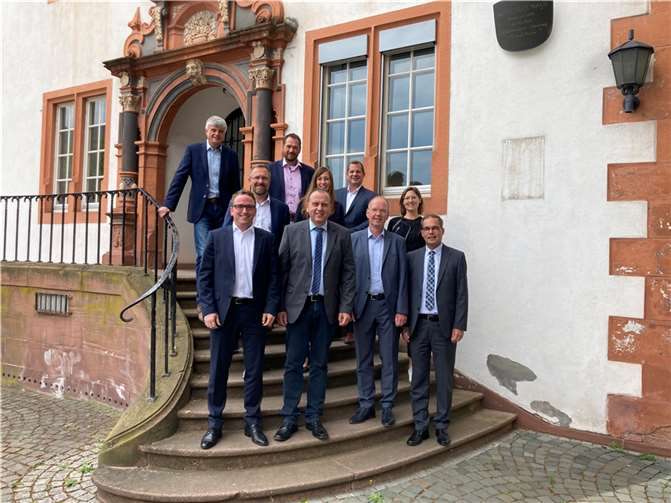Der gewählte Vorstand des VFB Rheinland-Pfalz mit dem scheidenden Vorsitzenden Klaus Müller (Bürgermeister VG Selters) und dem neuen Vorsitzenden Johannes Bell (Bürgermeister VG Brohltal).  Foto: privat