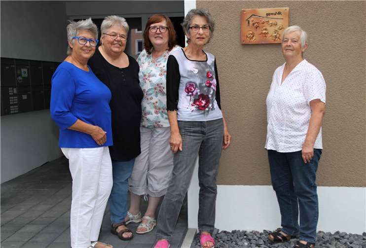 Der gewoNR e.V. Vorstand (v.l.) Maria Wagner, Irmgard Grose, Dorothee Flöck, Hildegard Luttenberger und Ute Steffen neben „ihrem“ Schild.Foto: wlutti