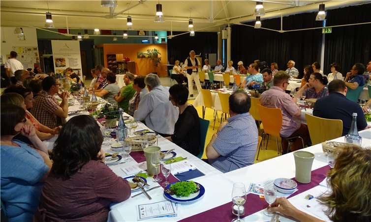 Der glänzend aufgelegte Kalle Grundmann bei seiner biblischen Weinprobe in Aktion.privat