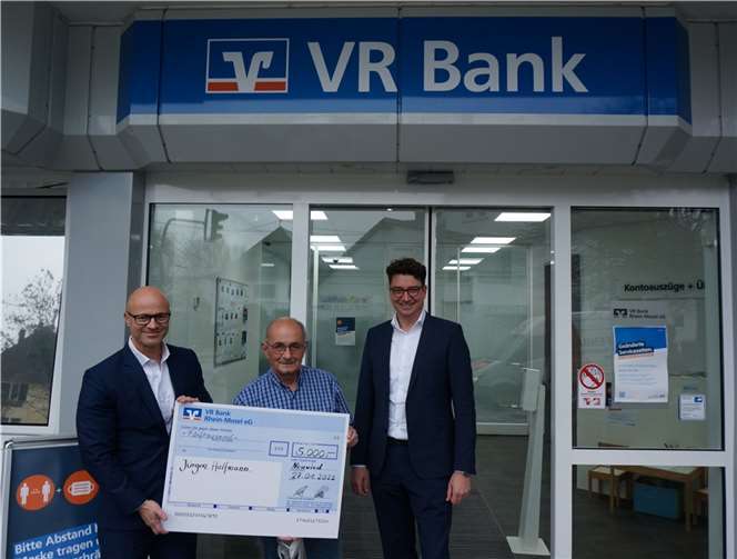 Der glückliche Gewinner Jürgen Halfmann (mitte) nimmt seinen Hauptgewinn von Roland Schätzle (links), Geschäftsstellenleiter in Oberbieber und Christian Kehr, Bereichsleiter der VR Bank Rhein-Mosel eG, entgegen. Foto: VR Bank