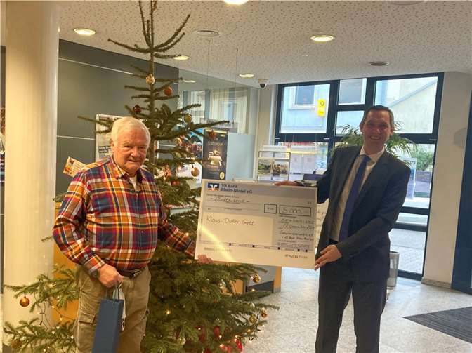 Der glückliche Gewinner Klaus-Dieter Grett (links) nimmt seinen Hauptgewinn beim Gewinnsparen von Jörg Lahr, Privatkundenberater der VR Bank Rhein-Mosel eG, Geschäftsstelle in Heimbach-Weis entgegen.Foto: privat