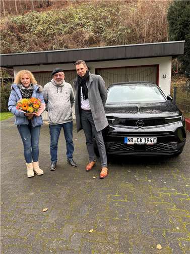 Der glückliche Gewinner Klaus Manfred Maier nimmt mit seiner Frau den Hauptpreis von Marco Düx (VR Bank RheinAhrEifel eG) entgegen.  Foto: Alina Pullig I VR Bank RheinAhrEifel