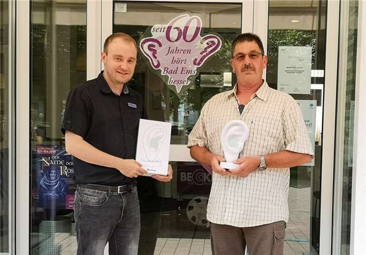 Der glückliche Gewinner Mike Mertlich (rechts) sowie BECKER Fachgeschäftsleiter Robert Dittrich bei der Übergabe des Bluetooth Lautsprechers. 