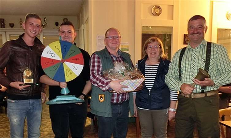 Der glückliche Gewinner eines Wurstkorbes mit Hans-Peter Metternich (r.), dem Erfinder des Weihnachtsbratenschießens.privat