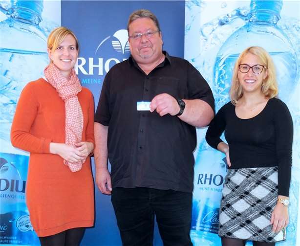 Der glückliche Gewinner mit seinem Preis.  Privat